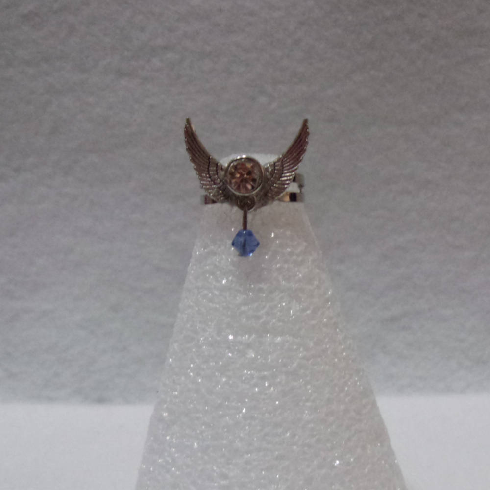 Blaue Swarovski Perle Mit Kristall Und Engel Flügel Silber Vergoldet Verstellbare Ring Basis Blaue Swarovski Perle Mit Kristall Und Engel Flügel Silber Vergoldet Verstellbare Ring Basis von FayelonHandmade