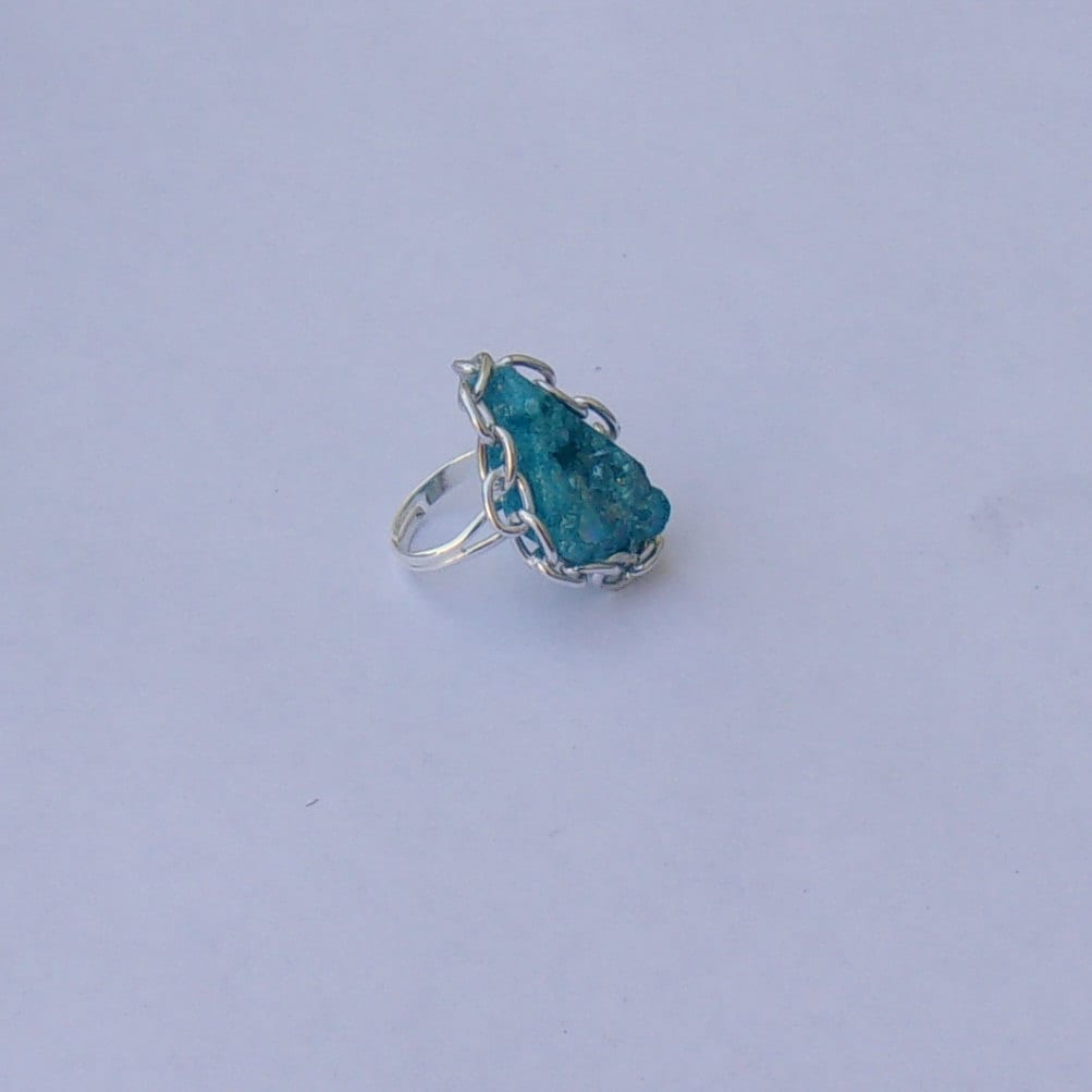 Blauer Druzy Agate Ring Mit Silbernem Kettenwickel Und Silberner Ringbasis Blauer Druzy Agate Ring Mit Silbernem Kettenwickel Und Silberner Ringbasis von FayelonHandmade