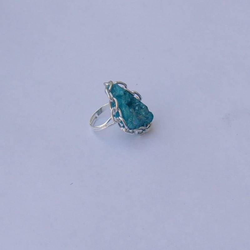 Blauer Druzy Agate Ring Mit Silbernem Kettenwickel Und Silberner Ringbasis Blauer Druzy Agate Ring Mit Silbernem Kettenwickel Und Silberner Ringbasis von FayelonHandmade