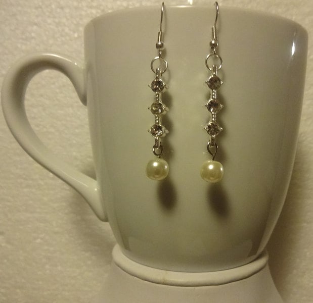 Dreifach Crystal Und Elfenbein Perlmutt Ohrringe Dreifach Crystal Und Elfenbein Perlmutt Ohrringe von FayelonHandmade