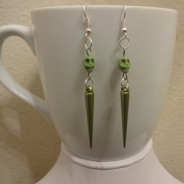 Mittlere Lime Green, Spike Und Skull Ohrringe Mittlere Lime Green, Spike Und Skull Ohrringe von FayelonHandmade