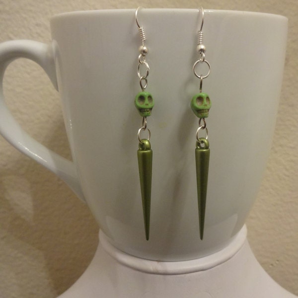 Mittlere Lime Green, Spike Und Skull Ohrringe Mittlere Lime Green, Spike Und Skull Ohrringe von FayelonHandmade