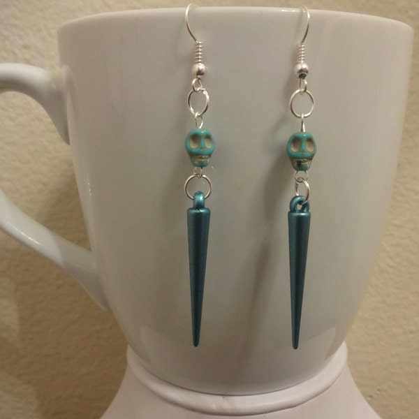 Mittleres Türkis Spike Und Schädel Baumeln Ohrringe Mittleres Türkis Spike Und Schädel Baumeln Ohrringe von FayelonHandmade