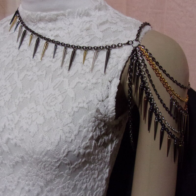 Mixed Metal Triple Spiked Schulter Kettenhalskette Mixed Metal Triple Spiked Schulter Kettenhalskette von FayelonHandmade