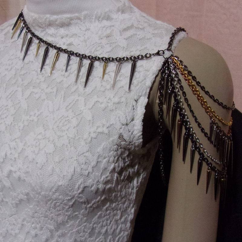 Mixed Metal Triple Spiked Schulter Kettenhalskette Mixed Metal Triple Spiked Schulter Kettenhalskette von FayelonHandmade