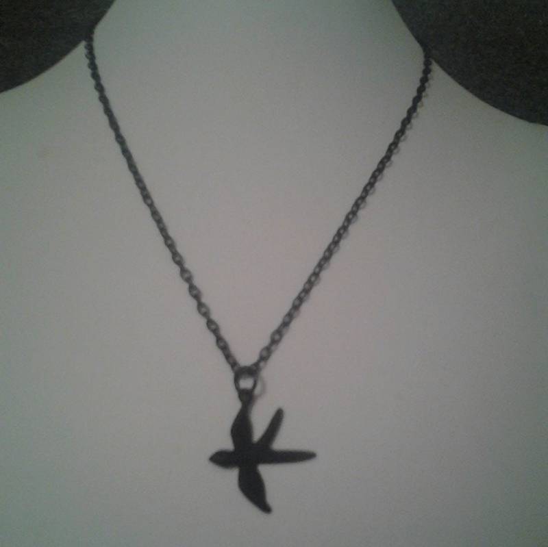 Schwarz Matter Raben Anhänger An Schwarzer Kette Schwarz Matter Raben Anhänger An Schwarzer Kette von FayelonHandmade
