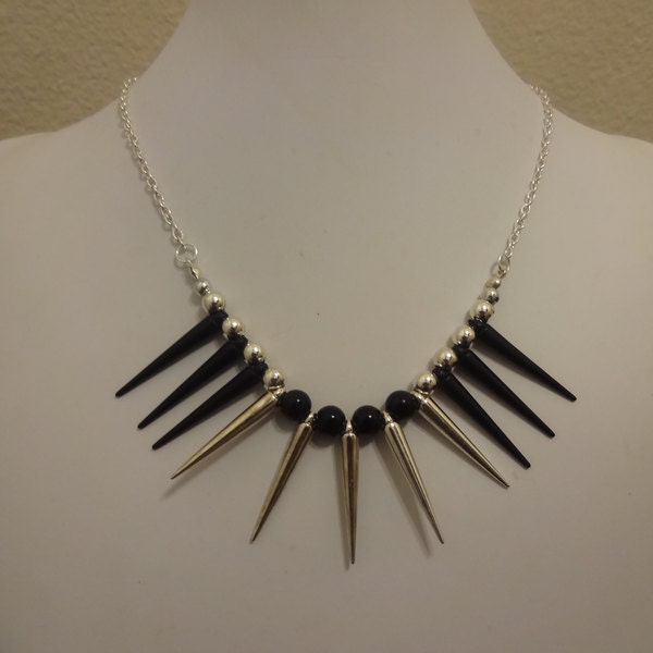 Schwarz Und Silber, Die Abwechselnd Spike-Halskette Schwarz Und Silber, Die Abwechselnd Spike-Halskette von FayelonHandmade