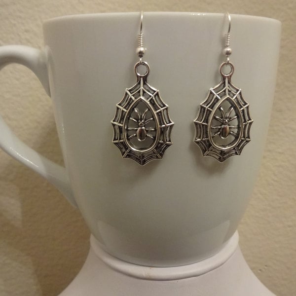 Silber Spider Und Web Baumeln Ohrringe Silber Spider Und Web Baumeln Ohrringe von FayelonHandmade