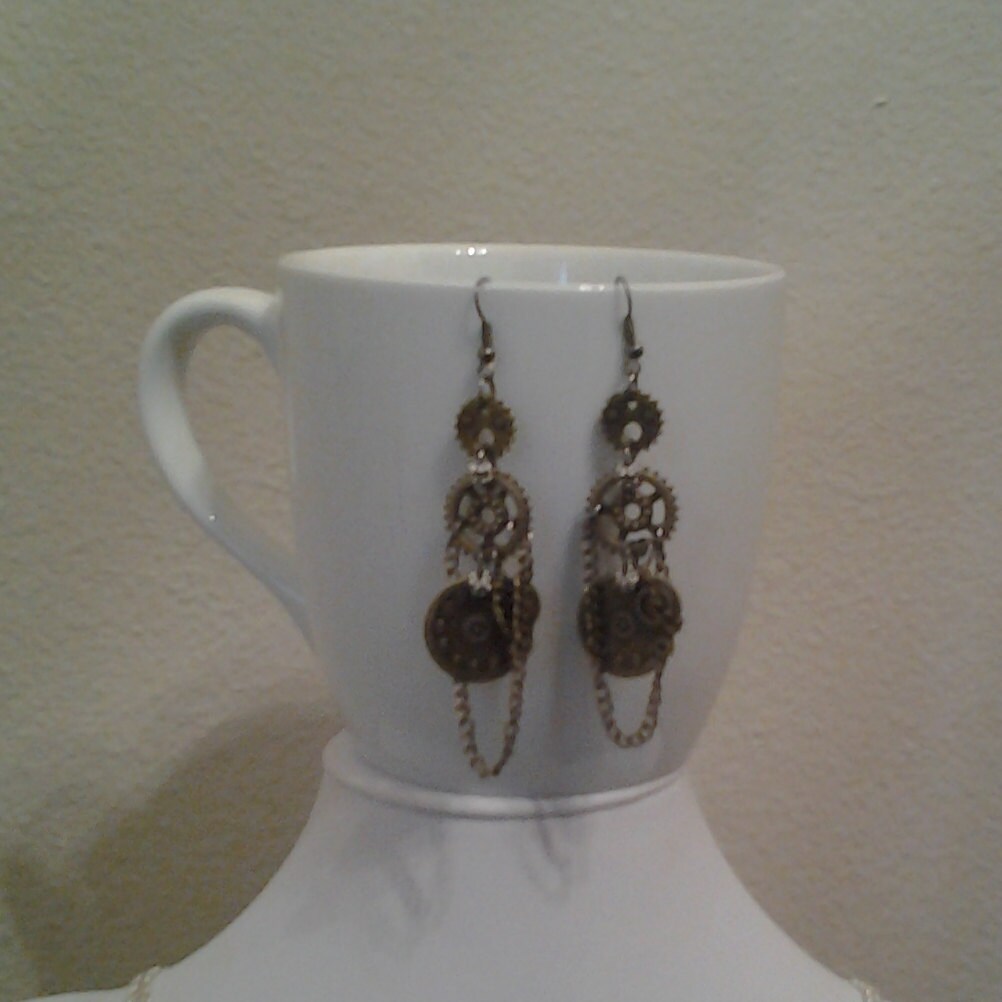 steampunk Ohrhänger Bronze Dreifach Getriebe Und Ketten Mit Silbernen Abstandhalter Gunmetal Akzente - Begrenzte Menge steampunk Ohrhänger Bronze Dreifach Getriebe Und Ketten Mit Silbernen Abstandhalter Gunmetal Akzente - Begrenzte Menge von FayelonHandmade