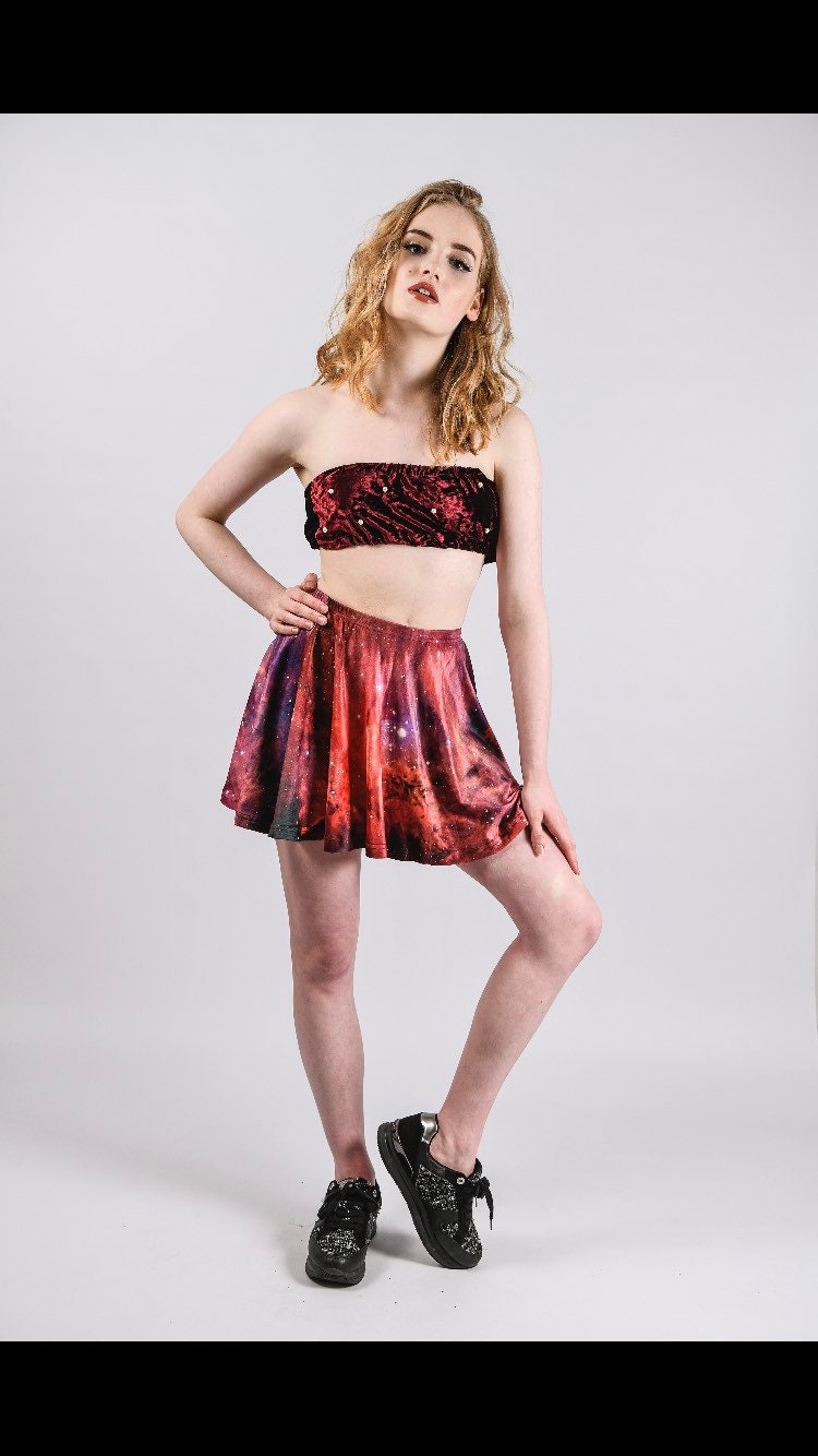 Red Space Galaxy Nebula Samt Skater Festival Rock von Fayenique