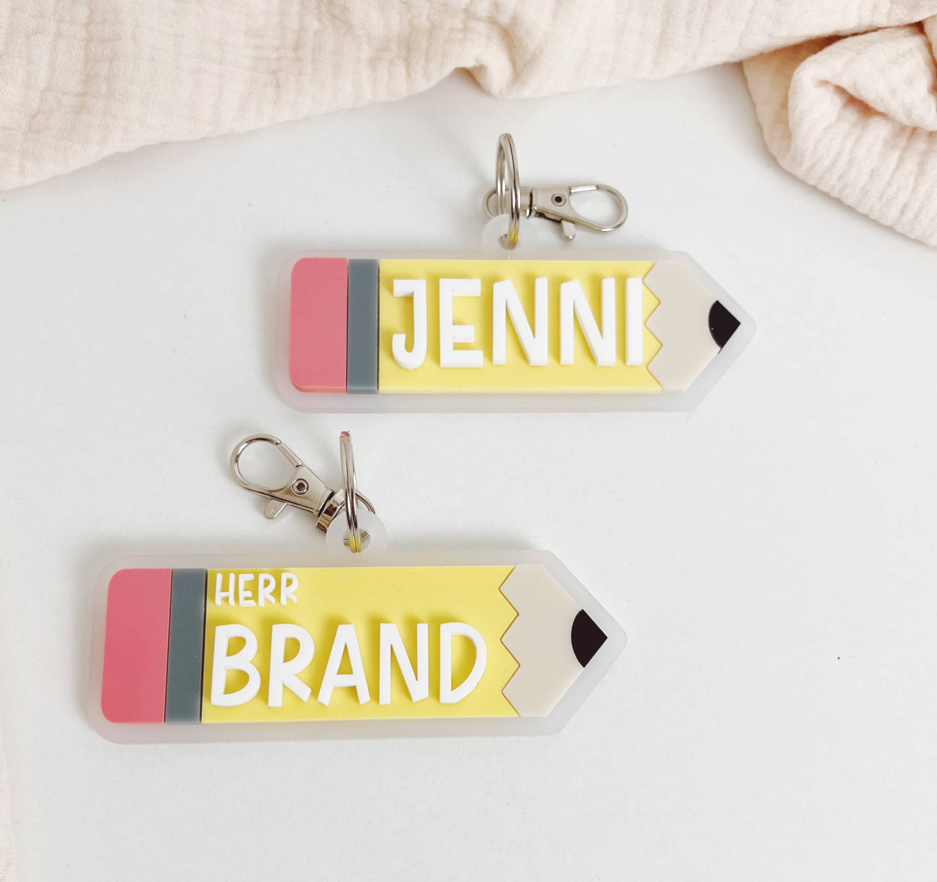 stift Schlüsselanhänger Personalisierbar Mit Name Lehrer/Erzieher Schulkind Aus Acryl - Geschenk Zum Abschied Oder Schulstart stift Schlüsselanhänger Personalisierbar Mit Name Lehrer/Erzieher Schulkind Aus Acryl - Geschenk Zum Abschied Oder Schulstart von Fayfila