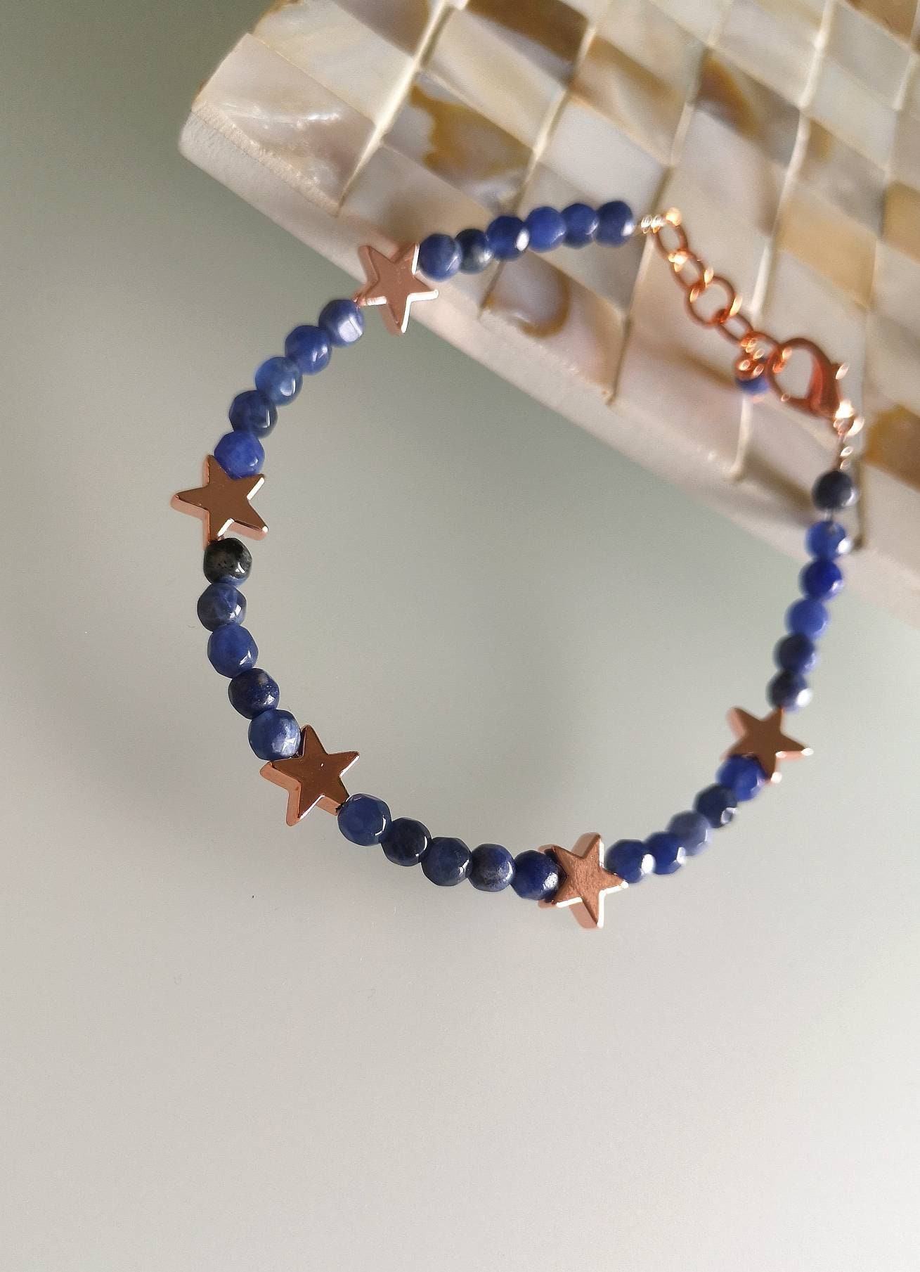Blauer Sodalith Armband Mit Sternen in Roségold Hämatit Blauer Sodalith Armband Mit Sternen in Roségold Hämatit von FeBegioielli