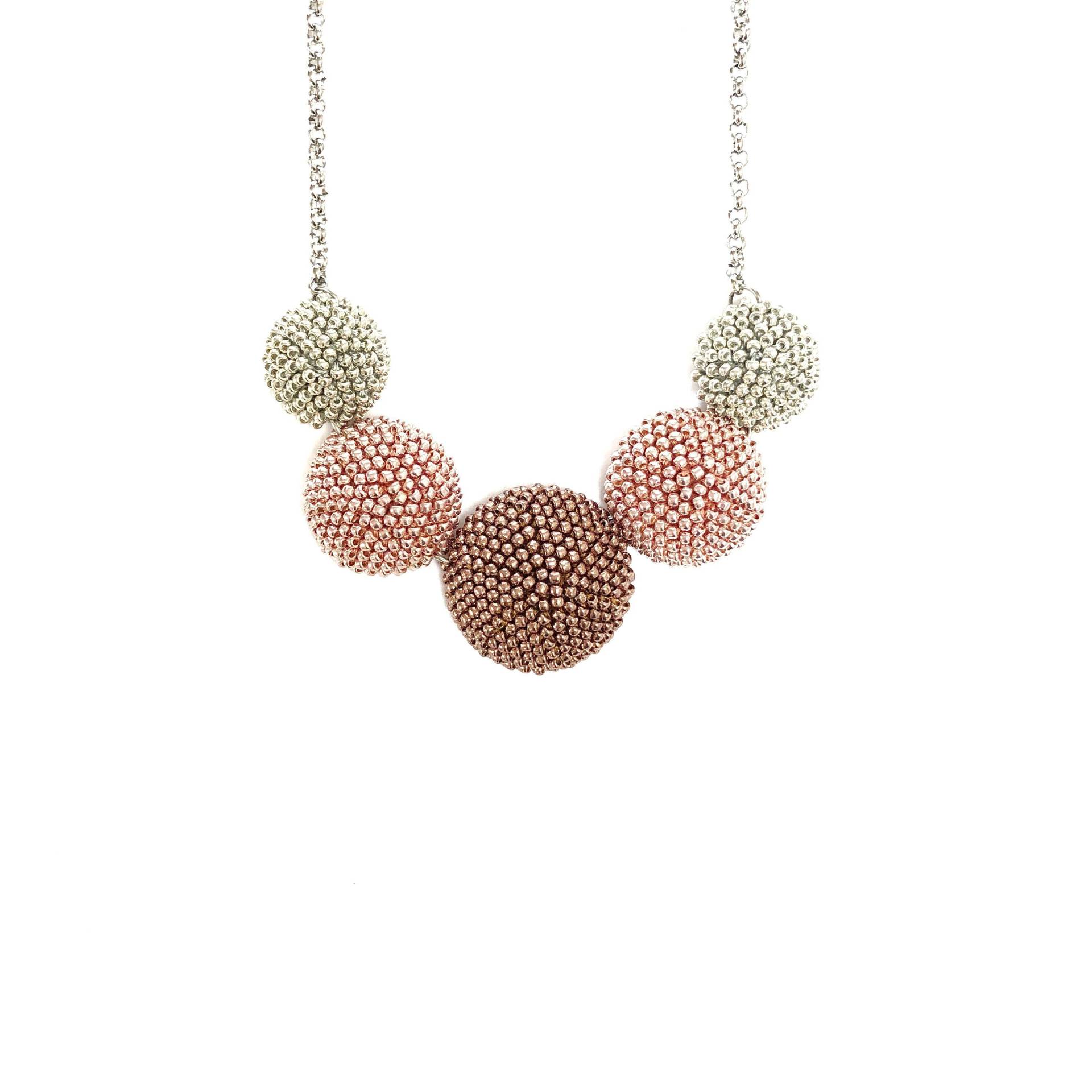 Häkelanhänger Halskette Rosa Beige Silberperlen - Chabochon Anhänger Suite Perle Häkelkette Häkelanhänger Halskette Rosa Beige Silberperlen - Chabochon Anhänger Suite Perle Häkelkette von FeCreazioni