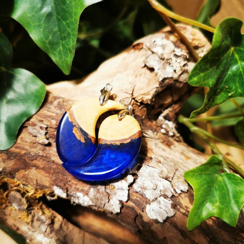 Eschen - Kettenanhänger, Mit Blauem Epoxidharz #partnerschmuck #yin#yang> Aus Dem Allgäu, Inkl. Energetisierung Eschen - Kettenanhänger, Mit Blauem Epoxidharz #partnerschmuck #yin#yang> Aus Dem Allgäu, Inkl. Energetisierung von FeMAsO