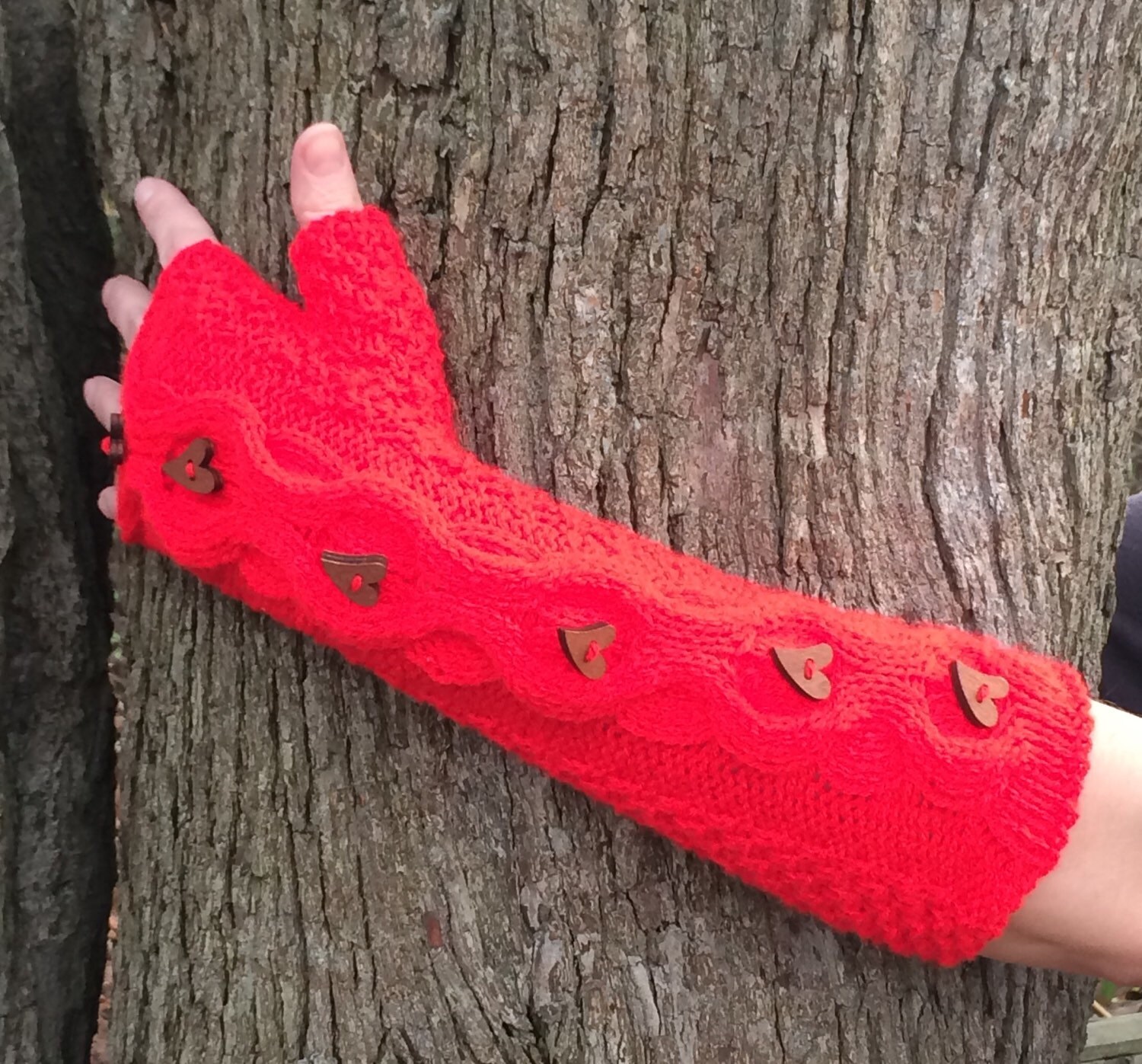 Handgestrickte Pulswärmer Mit Herz-Knopf von FeaDesign