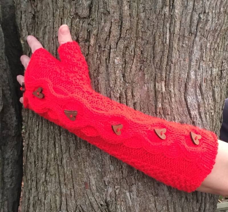 Handgestrickte Pulswärmer Mit Herz-Knopf von FeaDesign