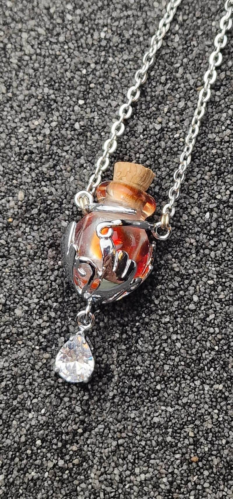 Adept Phiole Lange Kette Mit Kleiner Zaubertrank Phiole Adept Phiole Lange Kette Mit Kleiner Zaubertrank Phiole von FeaKreuz