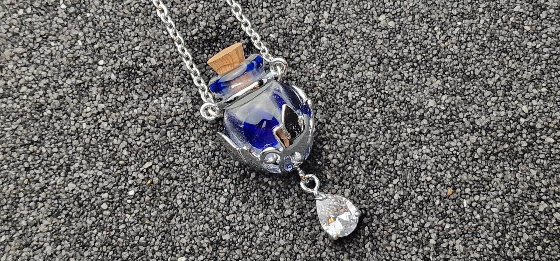 Akolyte Phiole Lange Kette Mit Kleiner Zaubertrank Phiole von FeaKreuz