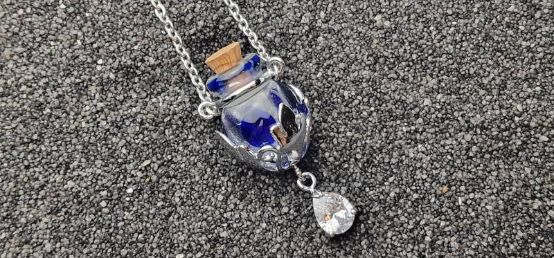 Akolyte Phiole Lange Kette Mit Kleiner Zaubertrank Phiole Akolyte Phiole Lange Kette Mit Kleiner Zaubertrank Phiole von FeaKreuz