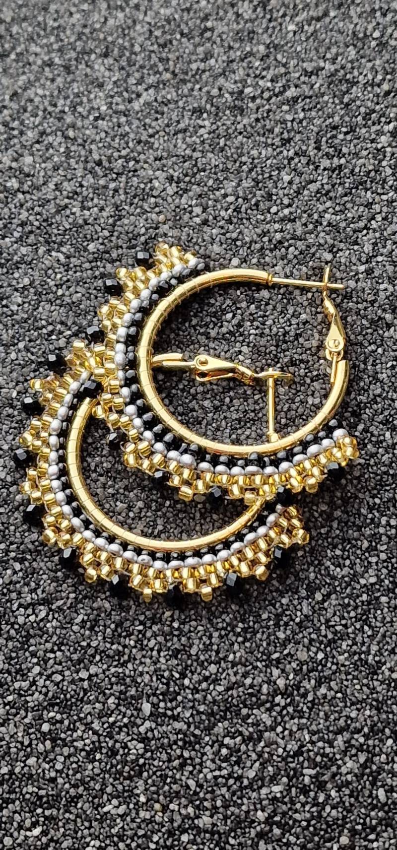 Arabeske Creole Goldfarbige Creole Mit Zierlicher Miyuki Bead Webkante Und Facetten Glasperlen Arabeske Creole Goldfarbige Creole Mit Zierlicher Miyuki Bead Webkante Und Facetten Glasperlen von FeaKreuz