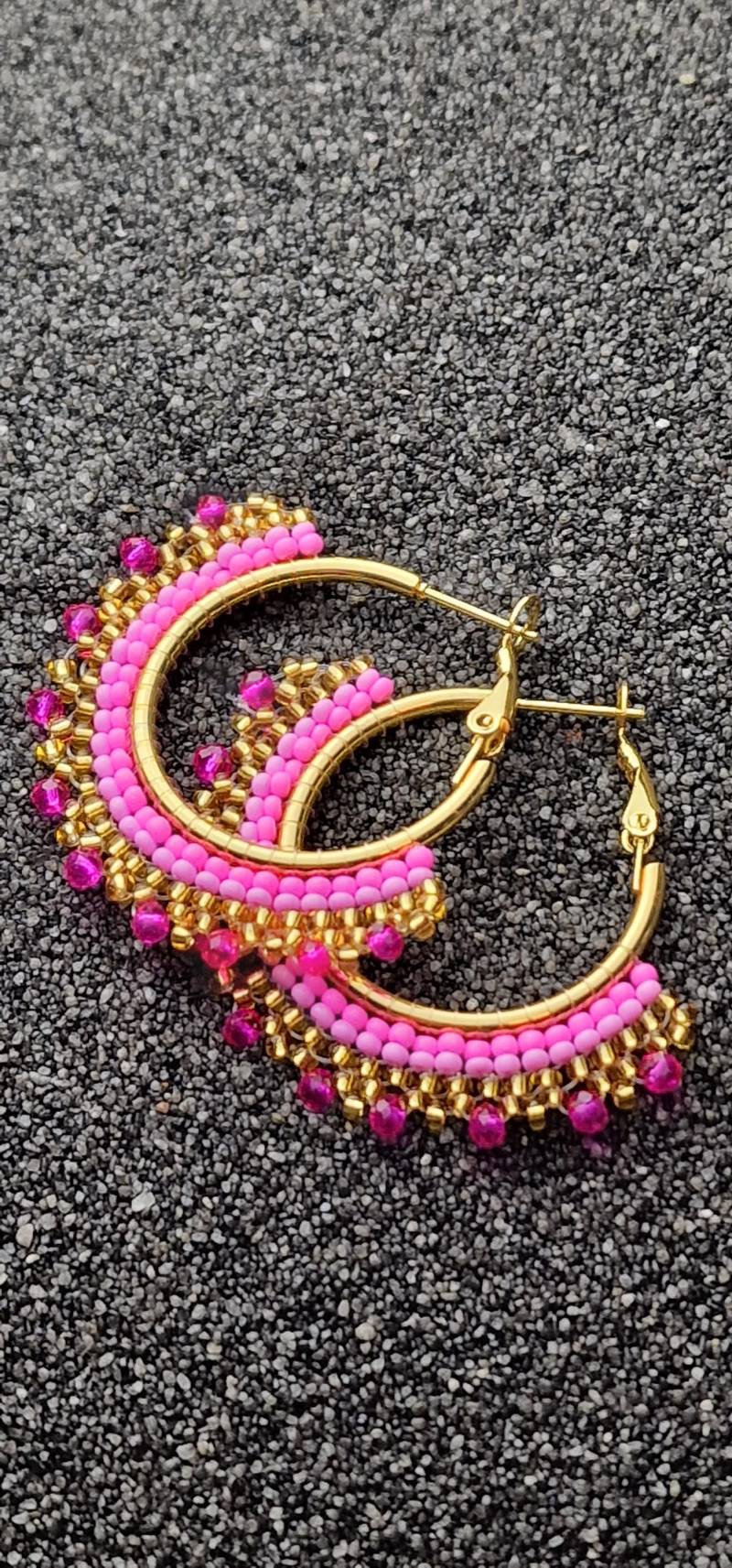 Arabeske Creole Goldfarbige Creole Mit Zierlicher Miyuki Bead Webkante Und Facetten Glasperlen Arabeske Creole Goldfarbige Creole Mit Zierlicher Miyuki Bead Webkante Und Facetten Glasperlen von FeaKreuz