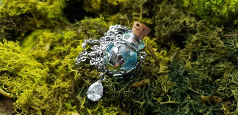 Draugr Phiole Lange Kette Mit Kleiner Zaubertrank Phiole Draugr Phiole Lange Kette Mit Kleiner Zaubertrank Phiole von FeaKreuz