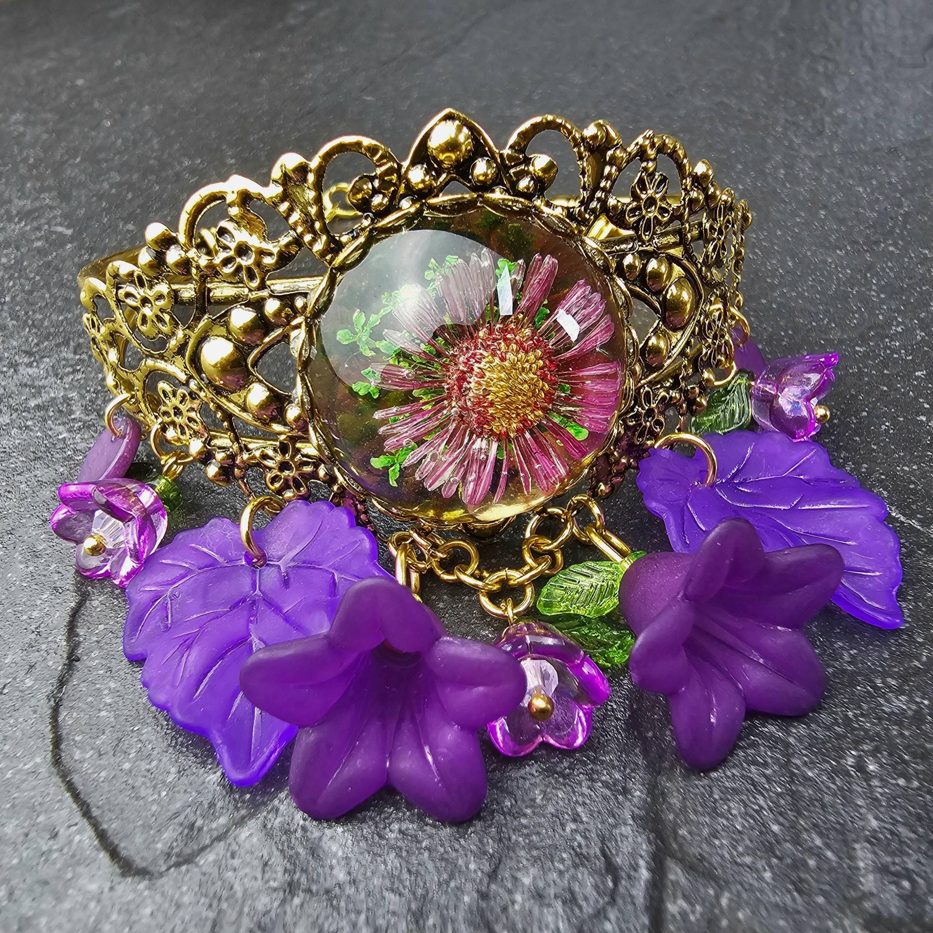 Flower Cuff Rokoko Breiter Armreif/Reif Auffälliger Armschmuck Mit Vintage Rahmen, Blumen Cabochon Und Acryl-Anhängern von FeaKreuz