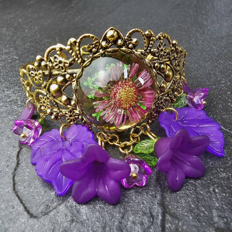 Flower Cuff Rokoko Breiter Armreif/Reif Auffälliger Armschmuck Mit Vintage Rahmen, Blumen Cabochon Und Acryl-Anhängern Flower Cuff Rokoko Breiter Armreif/Reif Auffälliger Armschmuck Mit Vintage Rahmen, Blumen Cabochon Und Acryl-Anhängern von FeaKreuz