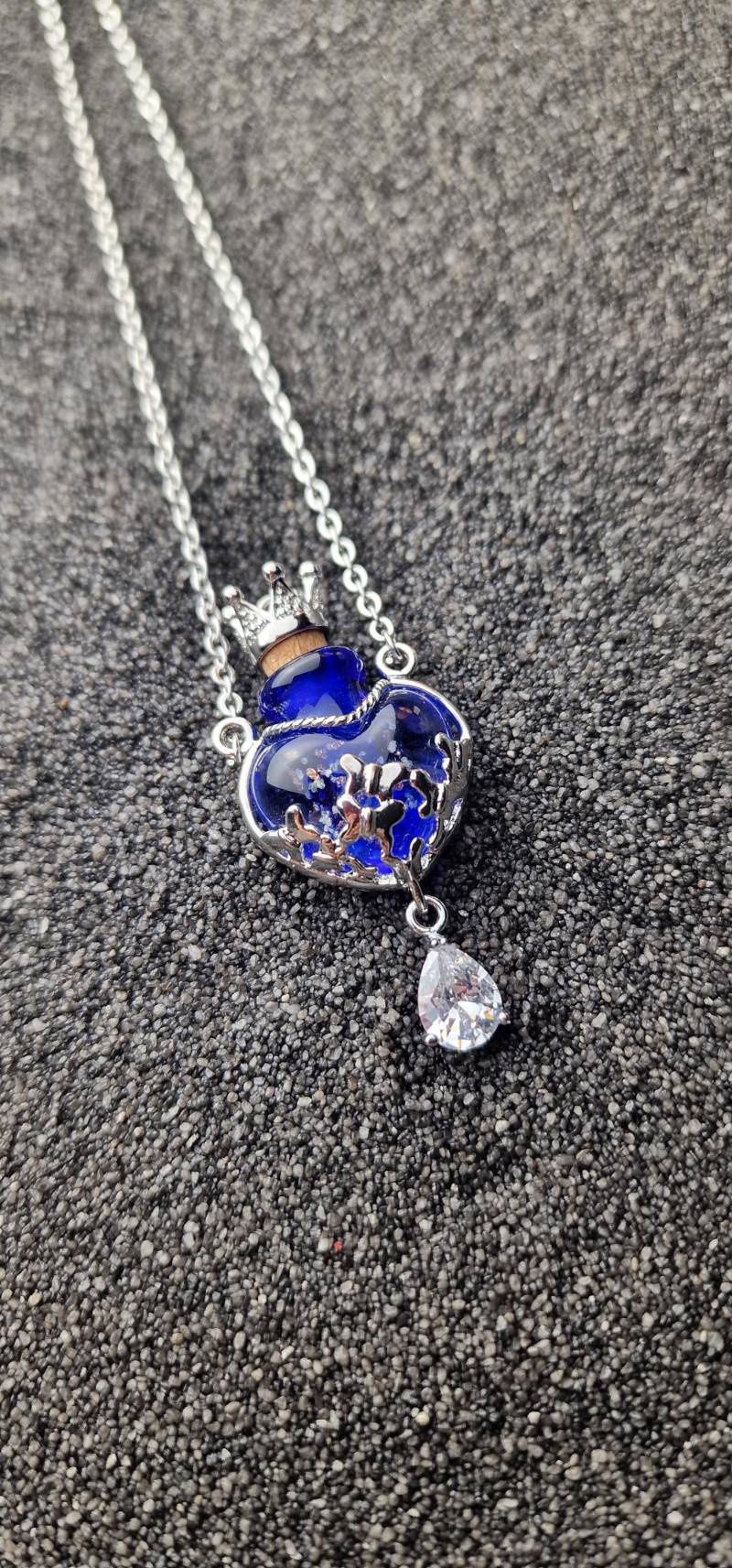 Mage Phiole Lange Kette Mit Kleiner Zaubertrank Phiole Mage Phiole Lange Kette Mit Kleiner Zaubertrank Phiole von FeaKreuz