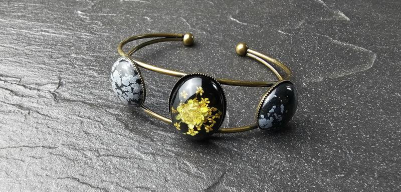 Moira Cuff Snowflake Breiter Armreif/Reif Auffälliger Armschmuck Mit Großen Cabochons Aus Snowflake Obsidian Und Eingegossenen Blumen Moira Cuff Snowflake Breiter Armreif/Reif Auffälliger Armschmuck Mit Großen Cabochons Aus Snowflake Obsidian Und Eingegossenen Blumen von FeaKreuz