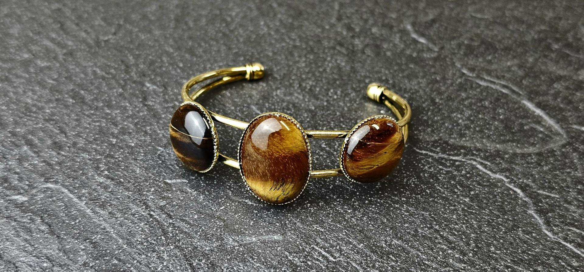 Moira Cuff Tigerauge Breiter Armreif/Reif Auffälliger Armschmuck Mit Großen Cabochons Aus Tiegerauge Naturstein von FeaKreuz
