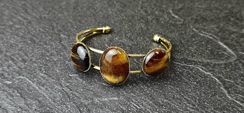 Moira Cuff Tigerauge Breiter Armreif/Reif Auffälliger Armschmuck Mit Großen Cabochons Aus Tiegerauge Naturstein Moira Cuff Tigerauge Breiter Armreif/Reif Auffälliger Armschmuck Mit Großen Cabochons Aus Tiegerauge Naturstein von FeaKreuz