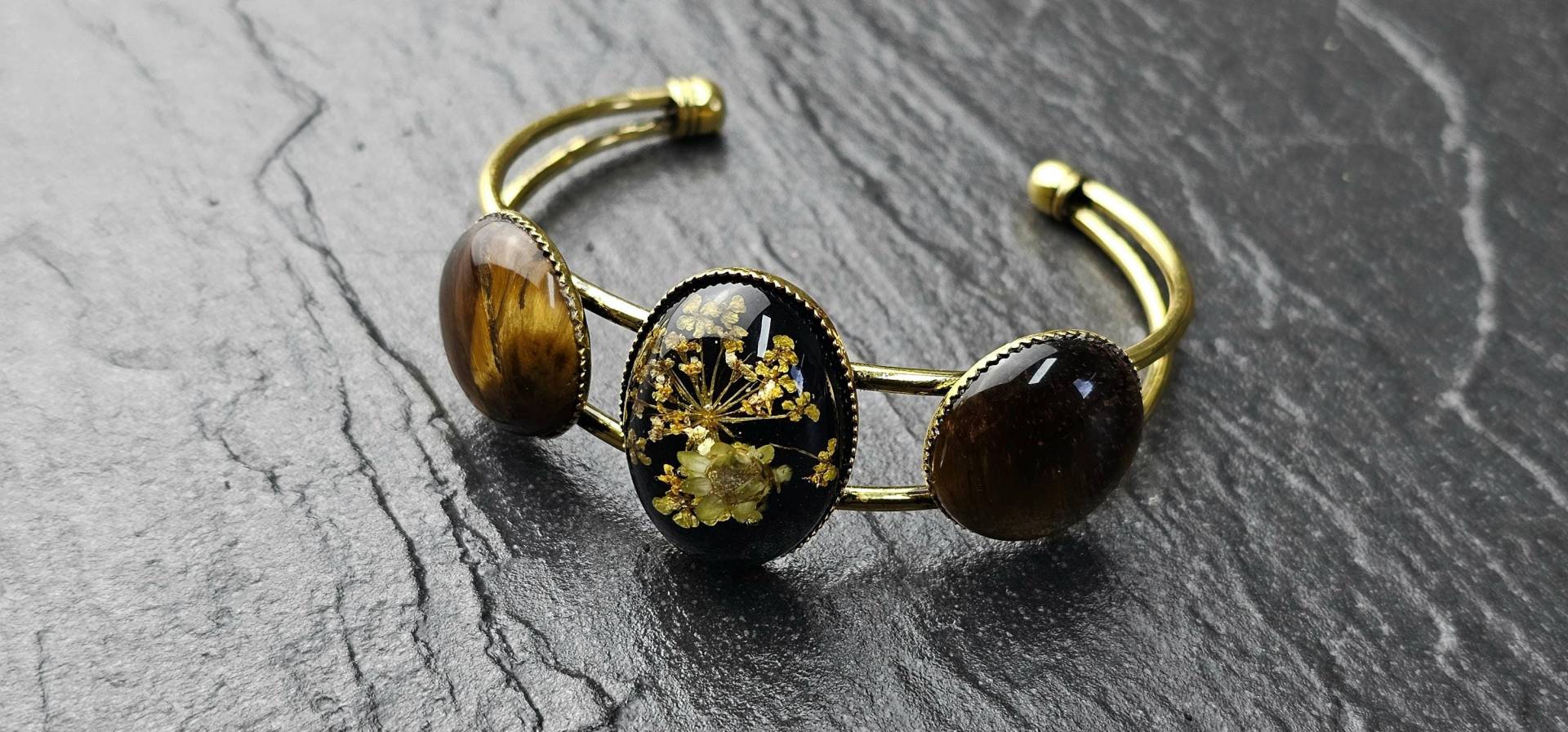 Moira Cuff Tigerauge Breiter Armreif/Reif Auffälliger Armschmuck Mit Großen Cabochons Aus Tiegerauge Und Eingegossenen Blumen von FeaKreuz