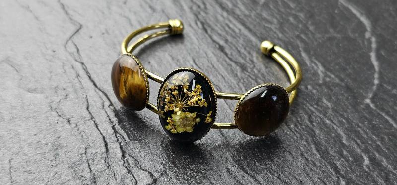 Moira Cuff Tigerauge Breiter Armreif/Reif Auffälliger Armschmuck Mit Großen Cabochons Aus Tiegerauge Und Eingegossenen Blumen von FeaKreuz