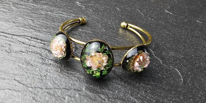 Moira Cuff Treasure Breiter Armreif/Reif Auffälliger Armschmuck Mit Großen Cabochons Aus Kunstharz Eingegossenen Blumen Moira Cuff Treasure Breiter Armreif/Reif Auffälliger Armschmuck Mit Großen Cabochons Aus Kunstharz Eingegossenen Blumen von FeaKreuz
