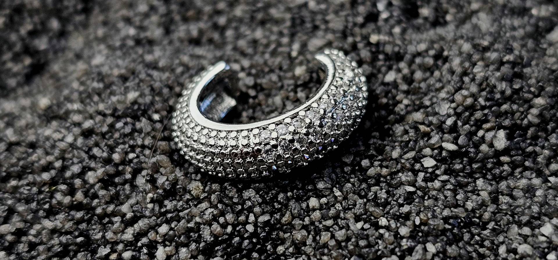 Noblesse Ear Cuff Übergroßer Ear Cuff/Ohrklemme Ohrschmuck Festival Schmuck, C-Form Mit Einer Zirkonia-Besetzten Hälfte Aus Edelstahl von FeaKreuz