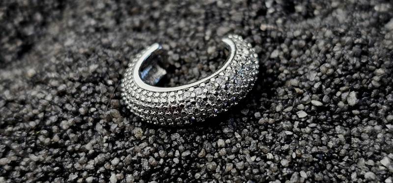 Noblesse Ear Cuff Übergroßer Ear Cuff/Ohrklemme Ohrschmuck Festival Schmuck, C-Form Mit Einer Zirkonia-Besetzten Hälfte Aus Edelstahl Noblesse Ear Cuff Übergroßer Ear Cuff/Ohrklemme Ohrschmuck Festival Schmuck, C-Form Mit Einer Zirkonia-Besetzten Hälfte Aus Edelstahl von FeaKreuz