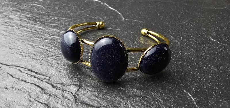 Selena Cuff Bluesandstone Breiter Armreif/Reif Auffälliger Armschmuck Mit Großen Cabochons Aus Blauem Sandstein Selena Cuff Bluesandstone Breiter Armreif/Reif Auffälliger Armschmuck Mit Großen Cabochons Aus Blauem Sandstein von FeaKreuz
