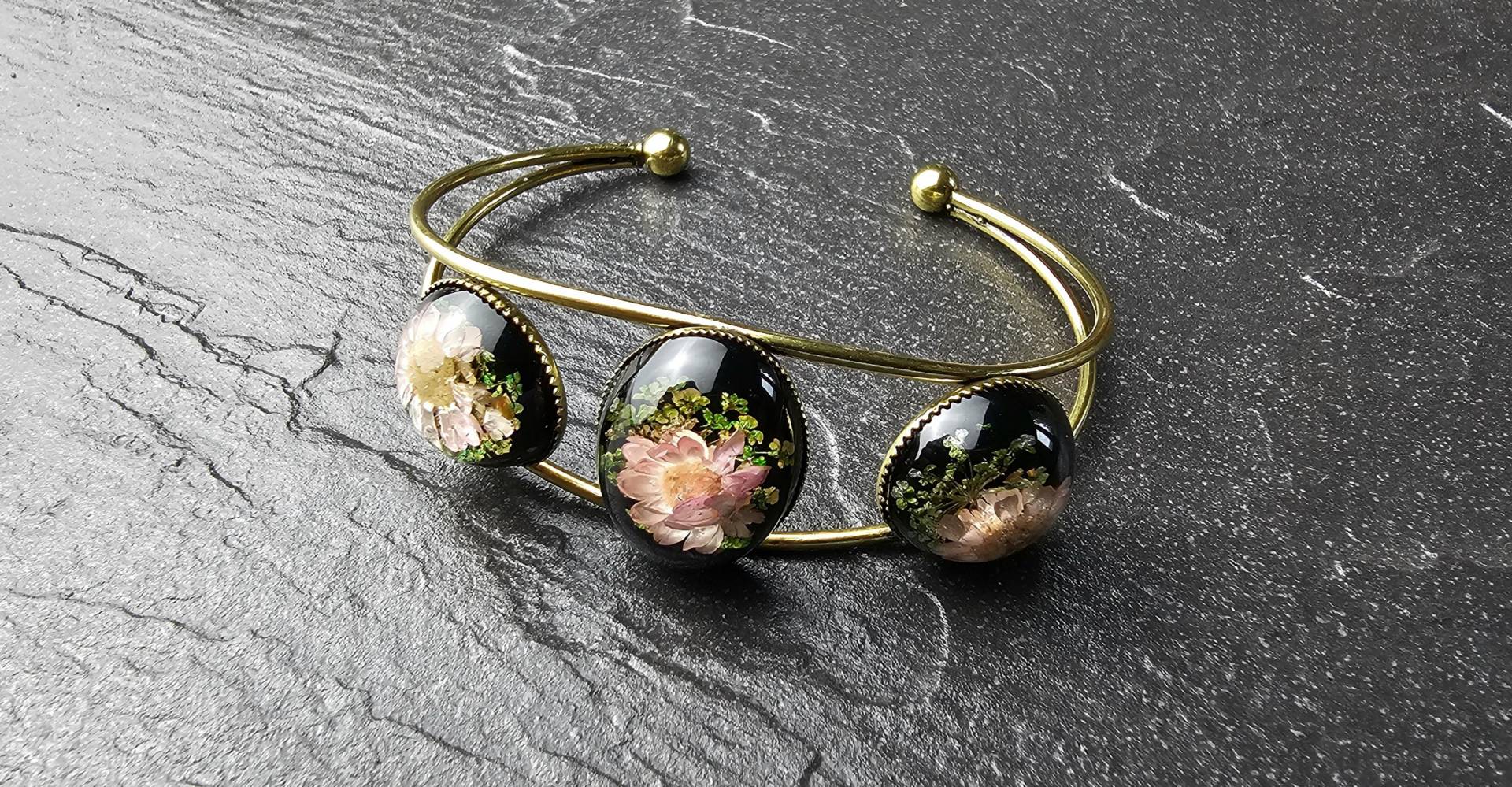 Selena Cuff Treasure Breiter Armreif/Reif Auffälliger Armschmuck Mit Großen Cabochons Aus Kunstharz Eingegossenen Blumen von FeaKreuz