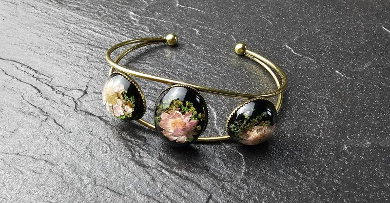 Selena Cuff Treasure Breiter Armreif/Reif Auffälliger Armschmuck Mit Großen Cabochons Aus Kunstharz Eingegossenen Blumen Selena Cuff Treasure Breiter Armreif/Reif Auffälliger Armschmuck Mit Großen Cabochons Aus Kunstharz Eingegossenen Blumen von FeaKreuz