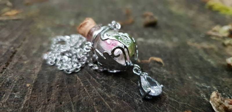Sorceress Phiole Lange Kette Mit Kleiner Zaubertrank Phiole Sorceress Phiole Lange Kette Mit Kleiner Zaubertrank Phiole von FeaKreuz