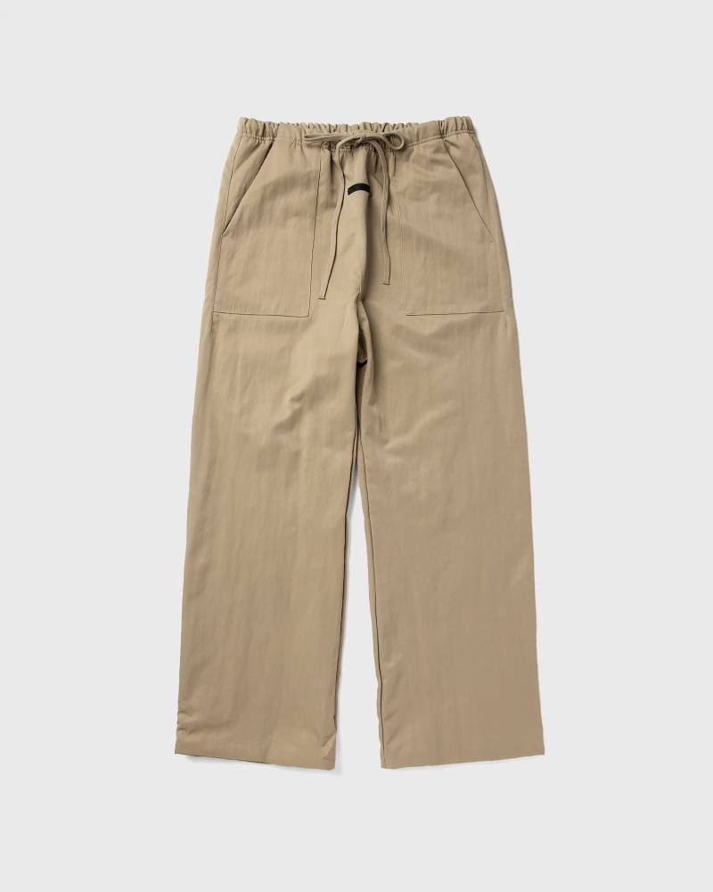 Fear of God Essentials TEXTURED NYLON UTILITY PANT men Casual Pants beige in Größe:L von Fear of God Essentials