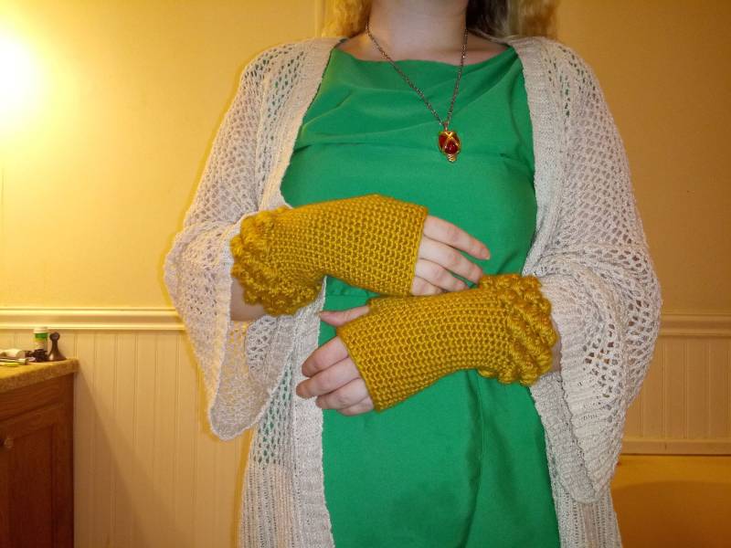 Goldenen Gelben Bommel Armstulpen, Fingerlose Handschuhe von FeatherChakraCrafts