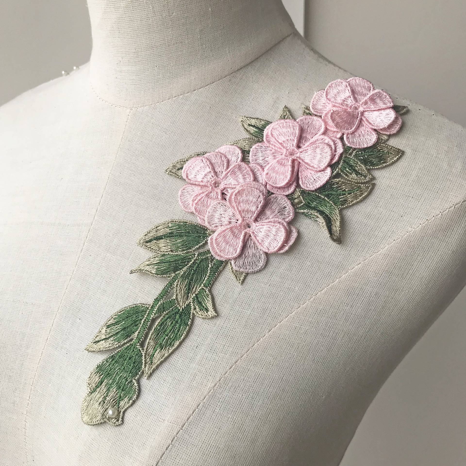 3 Farbe Guipure 3D Stickerei Spitze Applikation Motiv Floral Patches Nähen Auf Hochzeit Braut Abendkleid Kleid Rock Kostüm 1 Pce 3 Farbe Guipure 3D Stickerei Spitze Applikation Motiv Floral Patches Nähen Auf Hochzeit Braut Abendkleid Kleid Rock Kostüm 1 Pce von FeatherCraft20