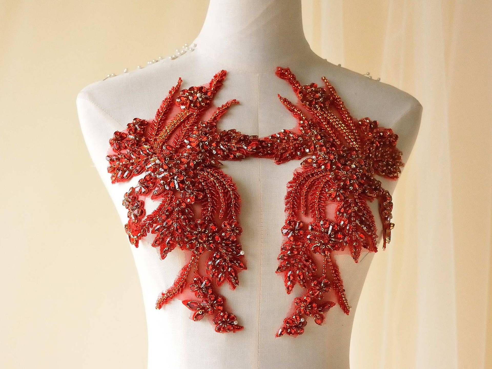 Funkelnde Rote Mieder Strass Applikation Schwere Perlen Motiv Diamante Spitze Patch Nähen Auf Braut Hochzeit Ball Kleid von FeatherCraft20