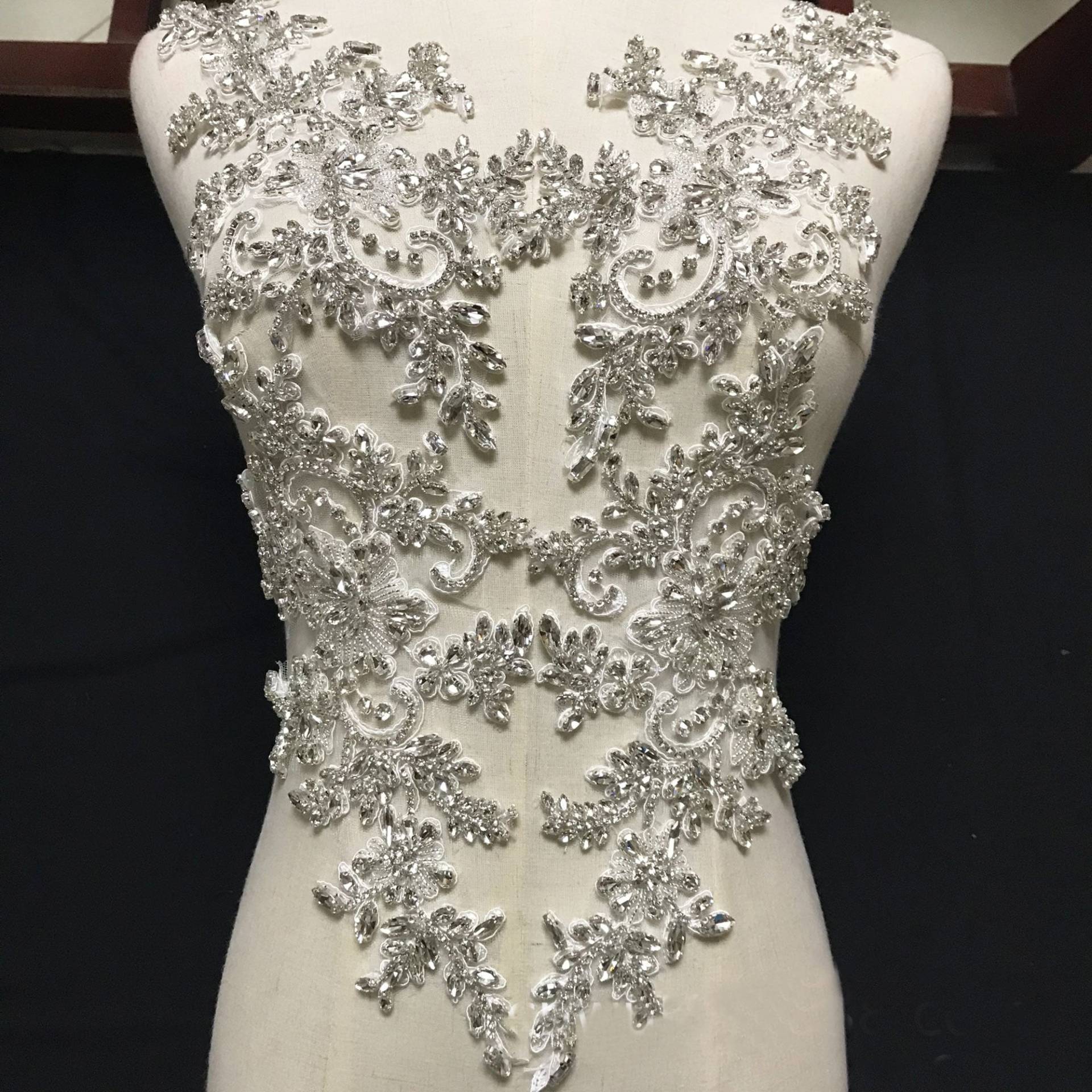 Funkelnde Silber Mieder Strass Applikation Schwere Perlen Motiv Diamante Spitze Patch Nähen Auf Braut Hochzeit Ballkleid Kleid von FeatherCraft20