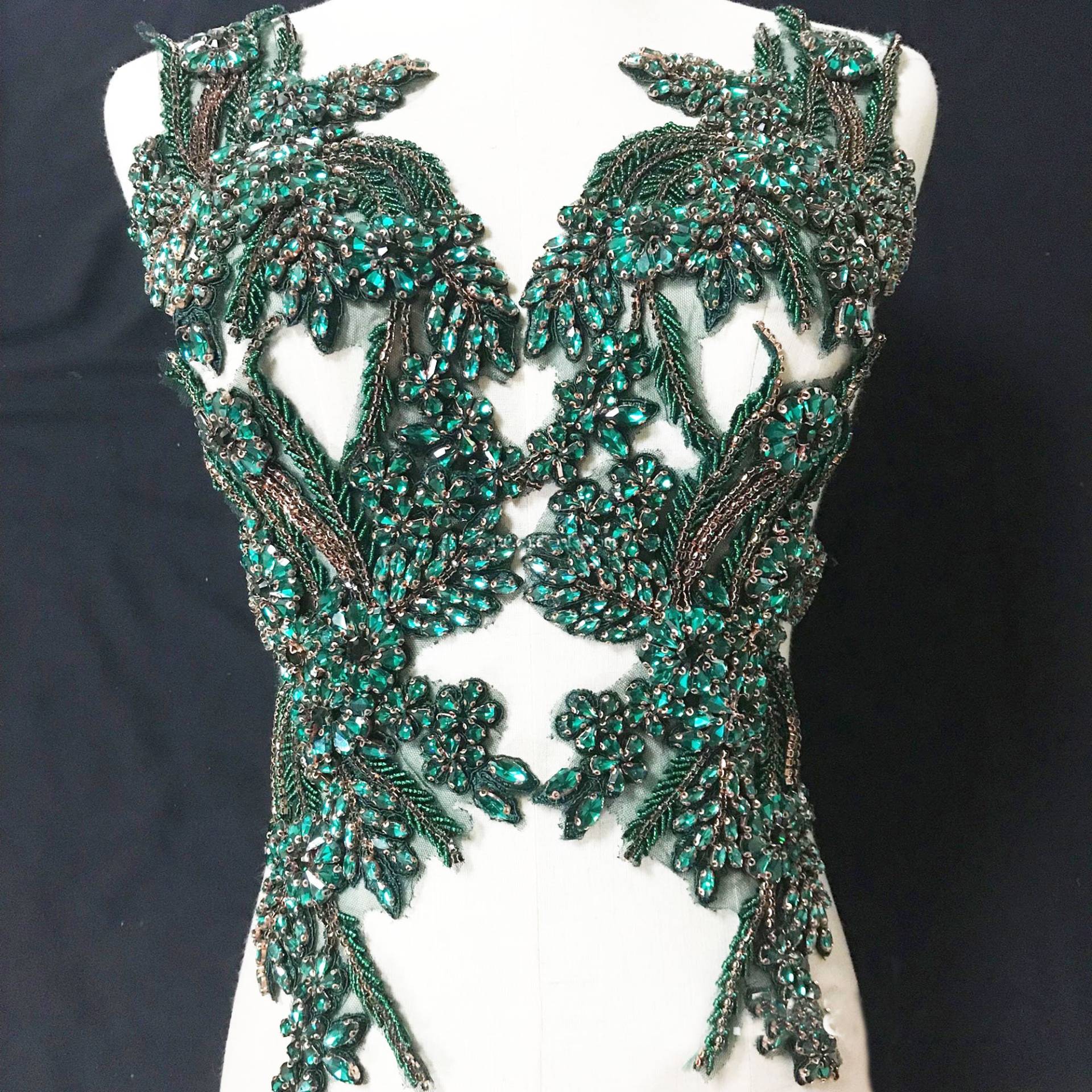 Funkelnde Smaragd Mieder Strass Applikation Schwere Perlen Motiv Diamante Spitze Patch Nähen Auf Braut Hochzeit Ballkleid Kleid von FeatherCraft20