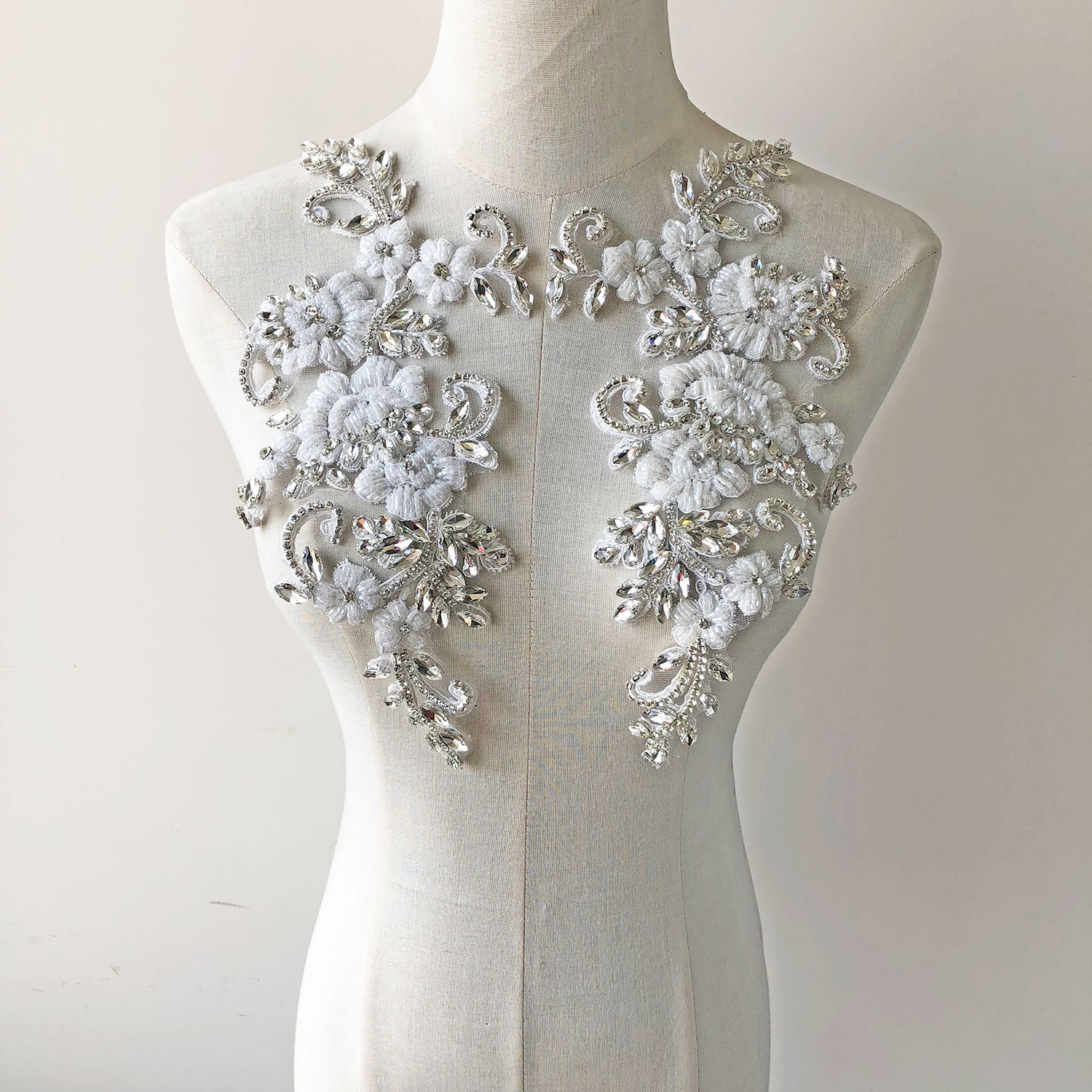 Luxuriöse Strass Applikation Funkelnden Kristall Applikationen Mit Stickerei Perlen Blume Patches Für Hochzeit Abendkleid 1 Paar Luxuriöse Strass Applikation Funkelnden Kristall Applikationen Mit Stickerei Perlen Blume Patches Für Hochzeit Abendkleid 1 Paar von FeatherCraft20