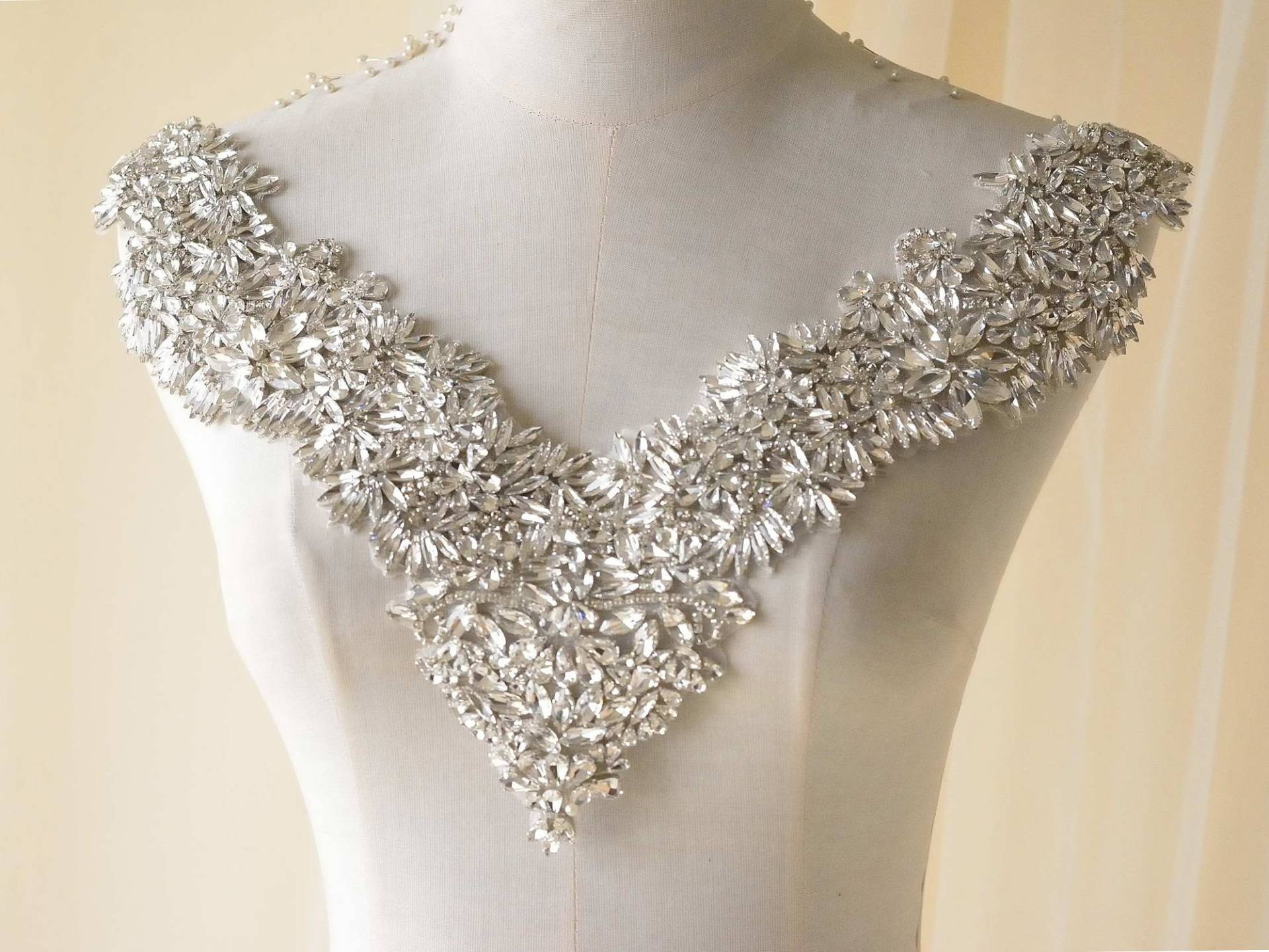 Mieder V Hals Strass Applikation Schwere Perlen Motiv Diamante Spitze Patch Nähen Auf Braut Hochzeit Ball Kleid 1 Pc von FeatherCraft20