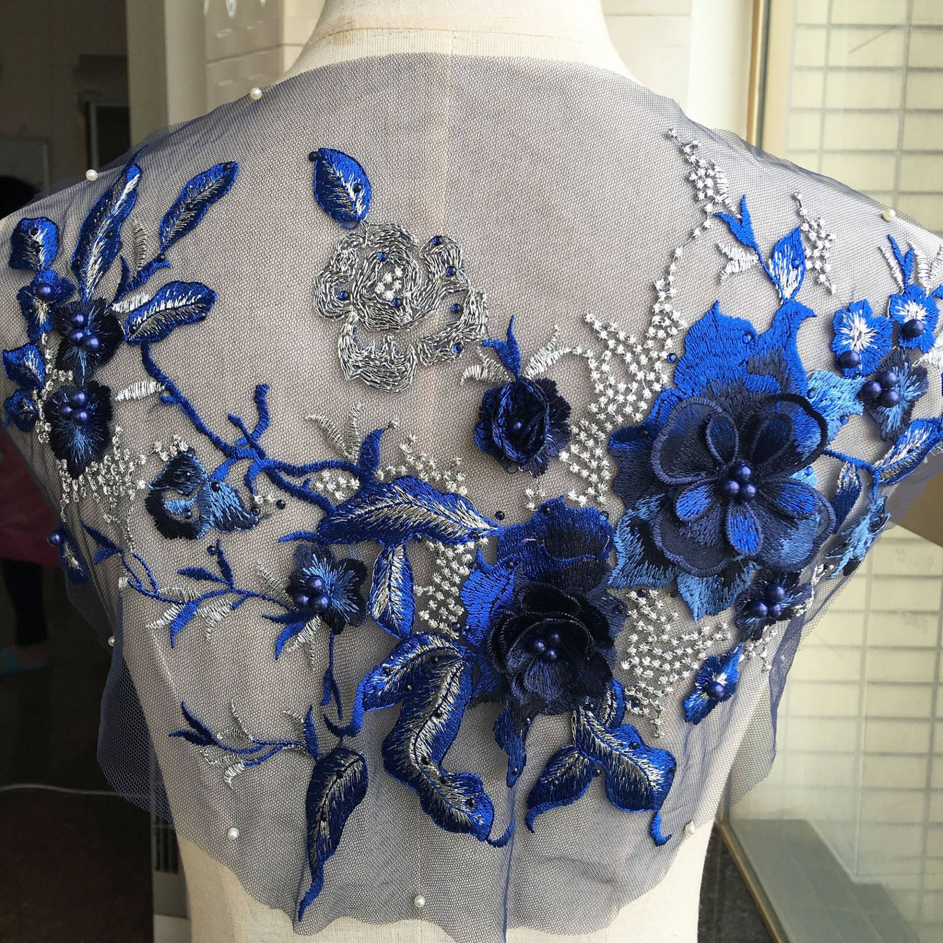 Saphir Stickerei Spitze Applikation Motiv 3D Floral Perlen Patches Material Applikationen Nähen Auf Hochzeit Abend Kleid Kleid Rock Handwerk 1 Stück Saphir Stickerei Spitze Applikation Motiv 3D Floral Perlen Patches Material Applikationen Nähen Auf Hochzeit Abend Kleid Kleid Rock Handwerk 1 Stück von FeatherCraft20